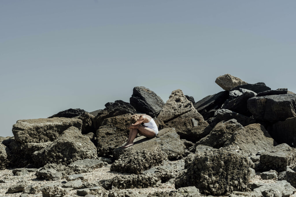 Frau traurig am Strand