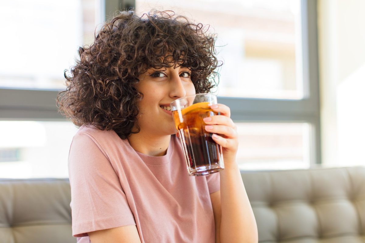 Frau Cola trinken