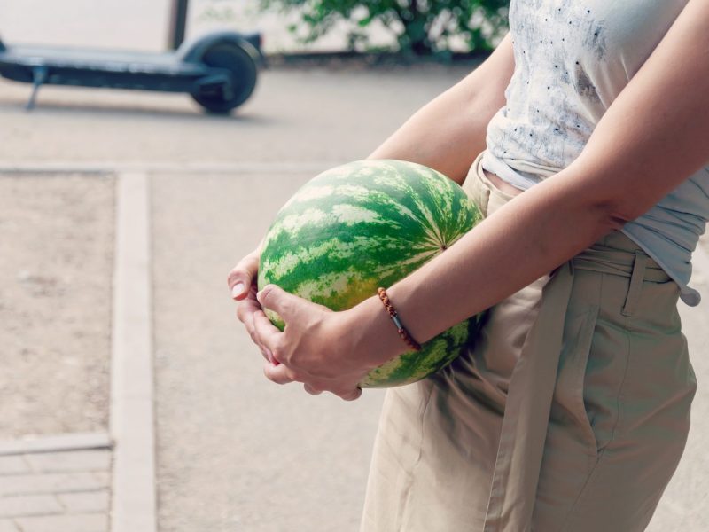 Frau Wassermelone tragen