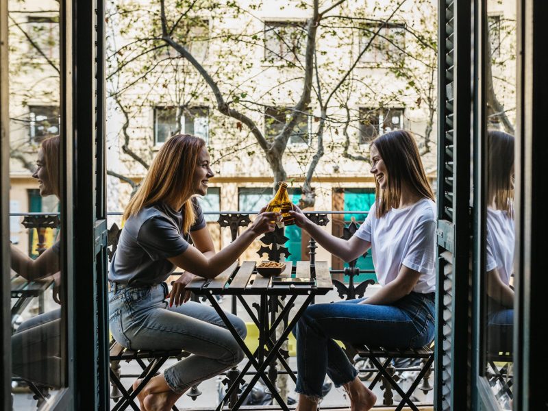 Frauen stoÃŸen mit Bier an