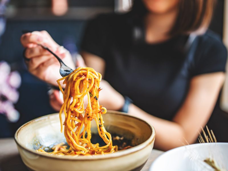 Frau vegane Bolognese