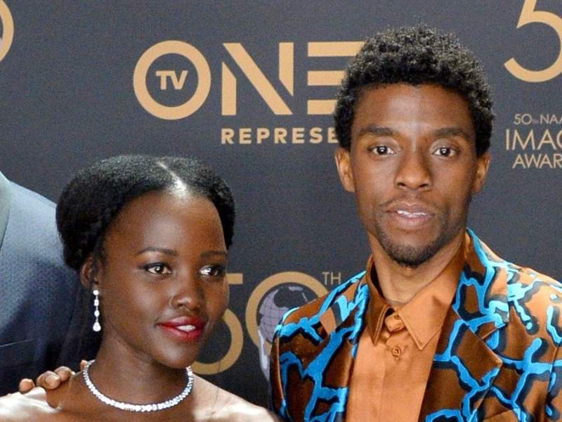 Chadwick Boseman und Lupita Nyong'o bei einer Preisverleihung im März 2019.. © Featureflash Photo Agency/Shutterstock.com