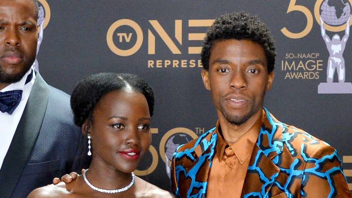 Chadwick Boseman und Lupita Nyong'o bei einer Preisverleihung im März 2019.. © Featureflash Photo Agency/Shutterstock.com