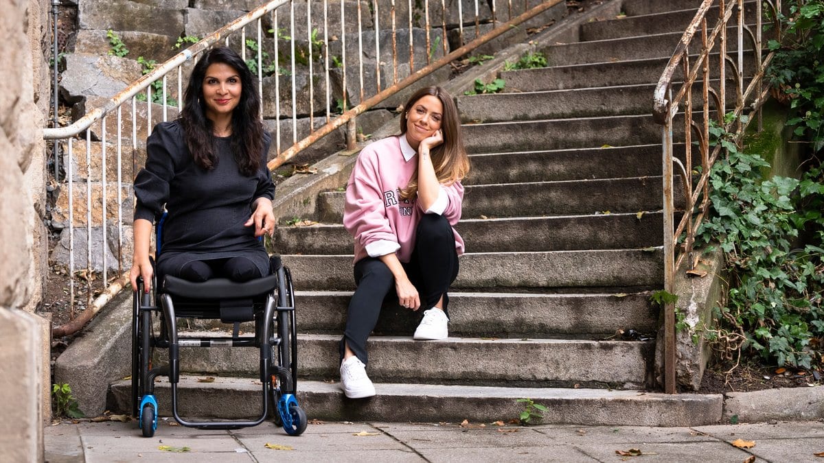 Hülya Marquardt (li.) und Vanessa Mai in Stuttgart. © Aktion Mensch