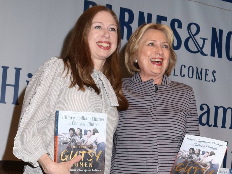 Chelsea (l.) und Hillary Clinton 2019 bei der Vorstellung ihres gemeinsamen Buches "The Book of Gutsy Women".. © imago images/ZUMA Press