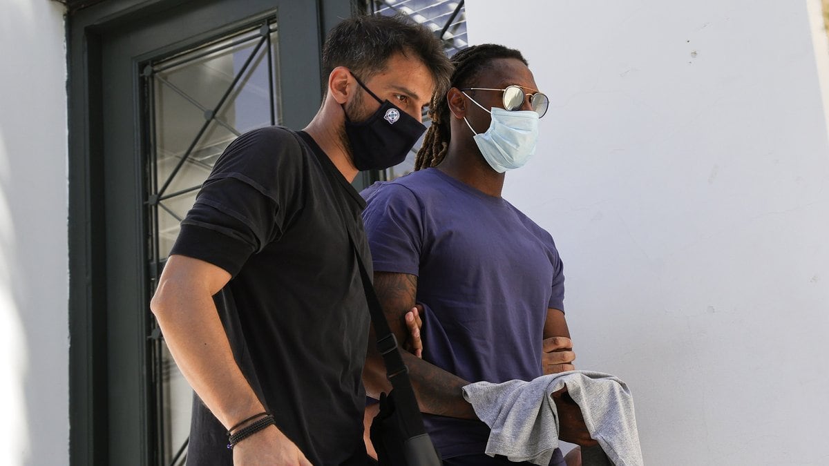 Rúben Semedo (r.) wird von einem Beamten in Handschellen abgeführt.. © Ayhan Mehmet/Anadolu Agency via Getty Images