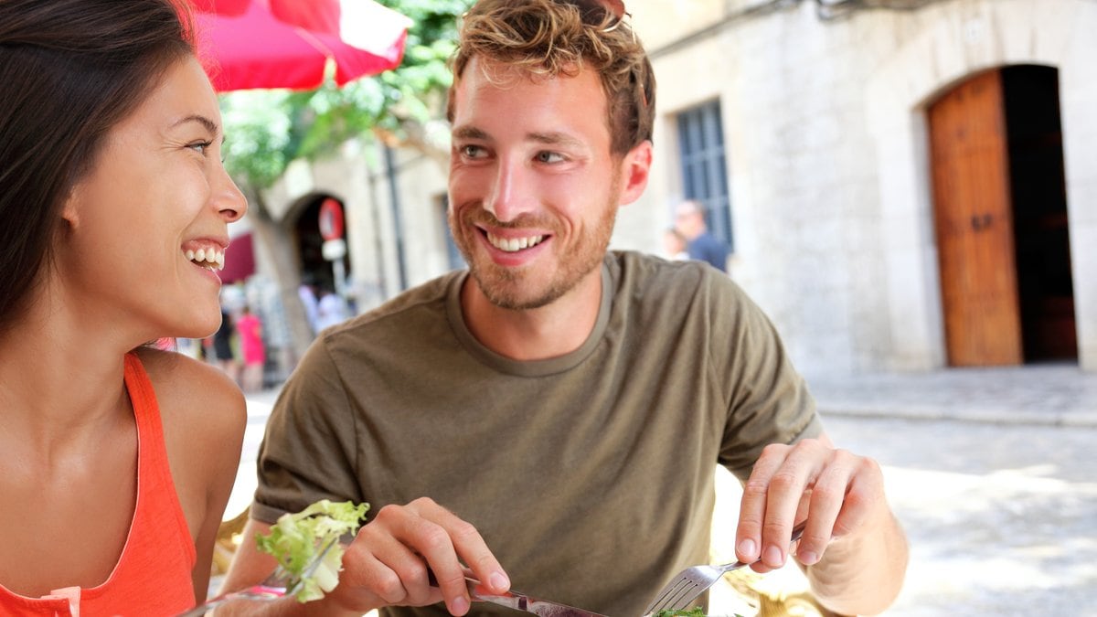 Manch einer hat auch im Urlaub die Waage immer im Blick.. © Maridav/Shutterstock.com