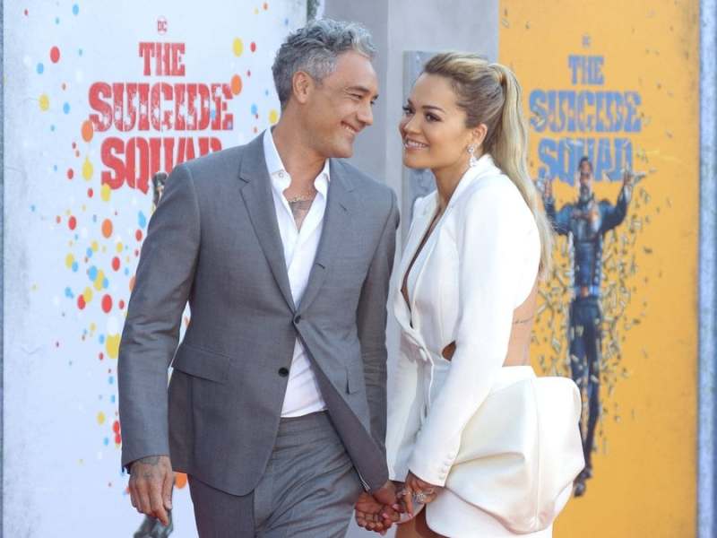 Rita Ora und Taika Waititi liefen Hand in Hand über den roten Teppich.. © imago/Cinema Publishers Collection