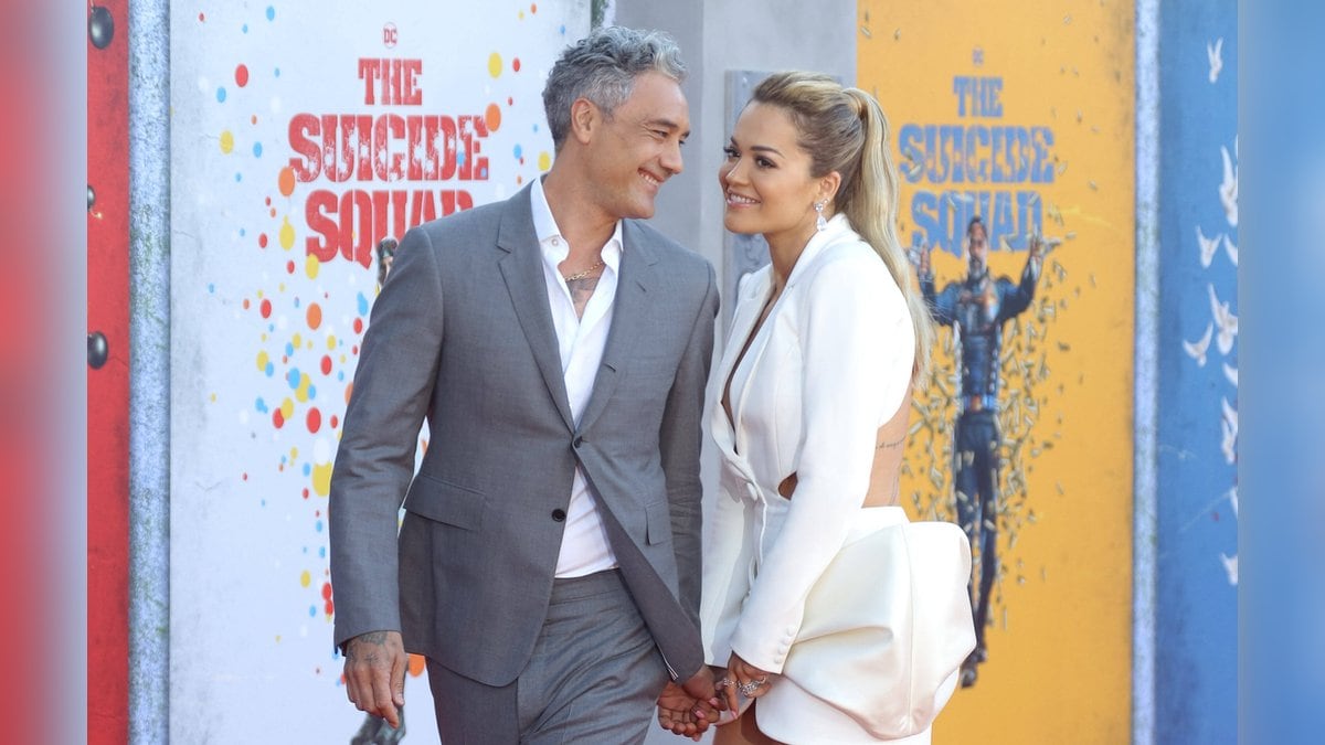 Rita Ora und Taika Waititi liefen Hand in Hand über den roten Teppich.. © imago/Cinema Publishers Collection