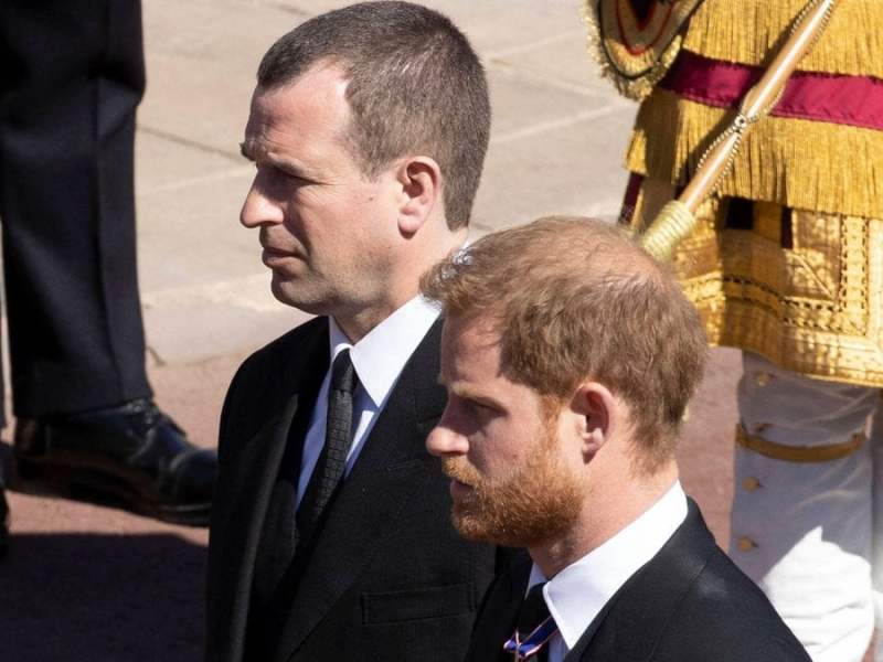 Peter Phillips (l.) neben Prinz Harry auf der Beerdigung von Prinz Philip. © imago images/i Images