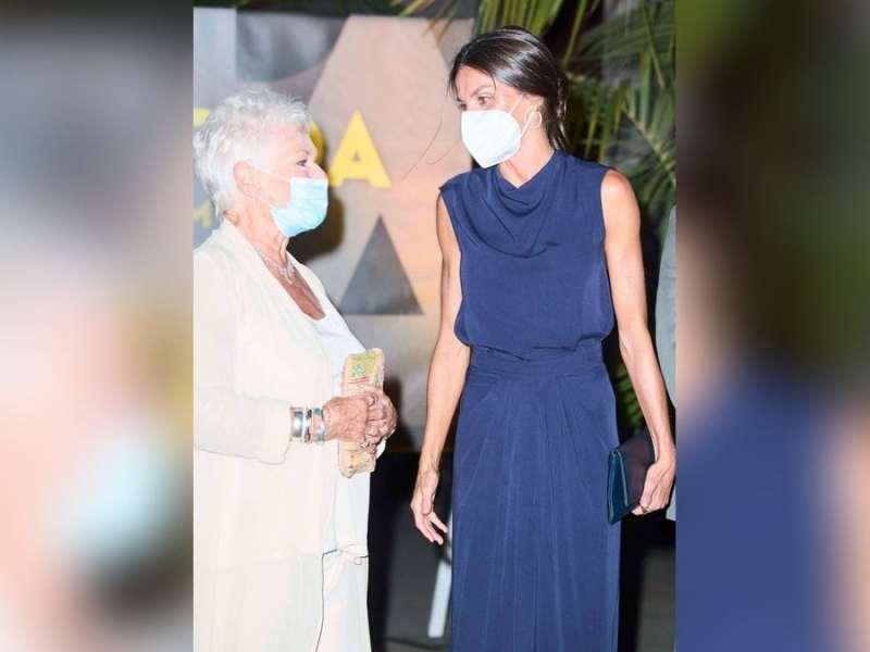 In Palma trafen Königin Letizia und Judi Dench bei der Abschlussveranstaltung des Atlantida Film Fests aufeinander.. © imago/PPE