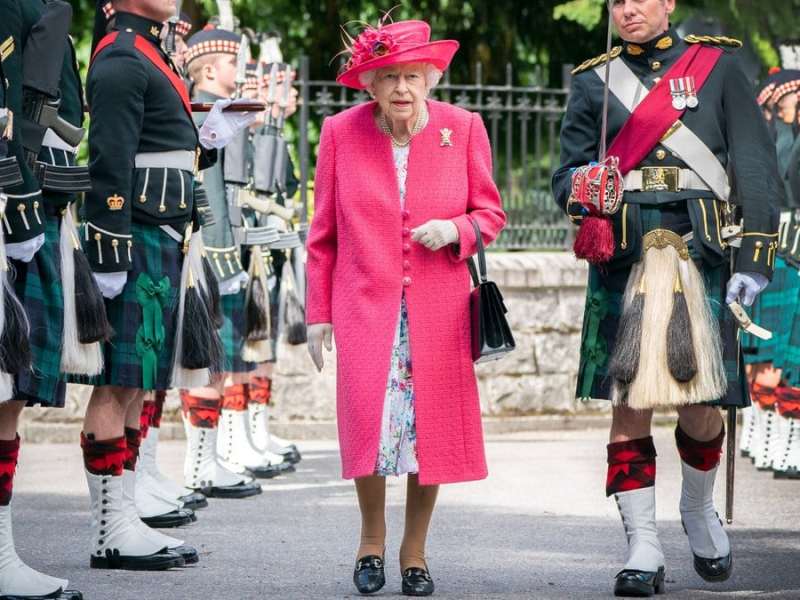 Queen Elizabeth II. bei der offiziellen Begrüßungszeremonie zum Sommerurlaub auf Schloss Balmoral.. © Jane Barlow - WPA Pool/Getty Images