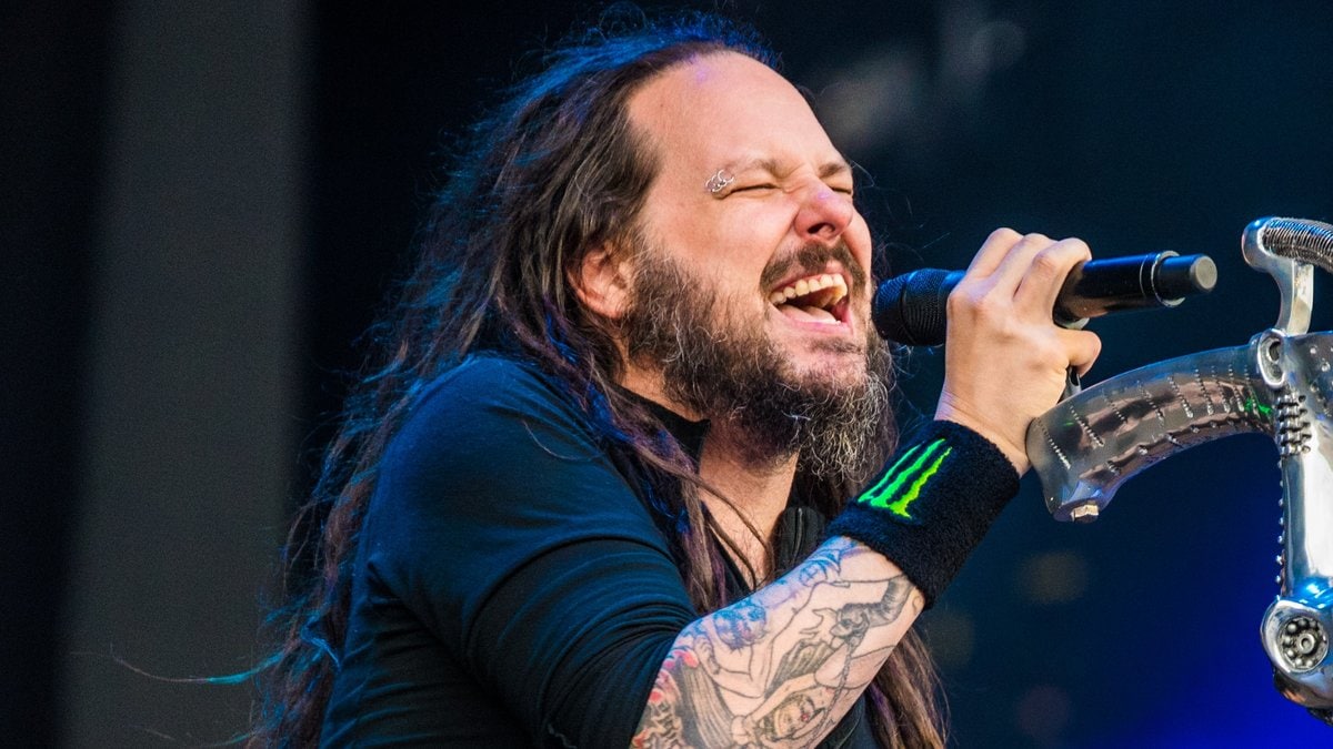 Jonathan Davis ist Leadsänger der Metal-Band Korn.. © Milan Risky / Shutterstock.com