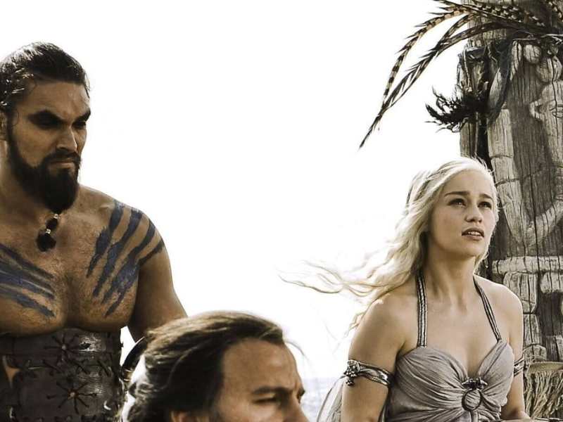 Jason Momoa (l.) und Emilia Clarke in "Game of Thrones".. © imago/Mary Evans