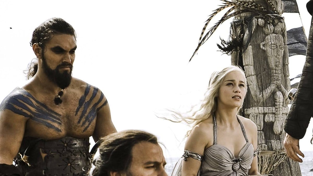 Jason Momoa (l.) und Emilia Clarke in "Game of Thrones".. © imago/Mary Evans