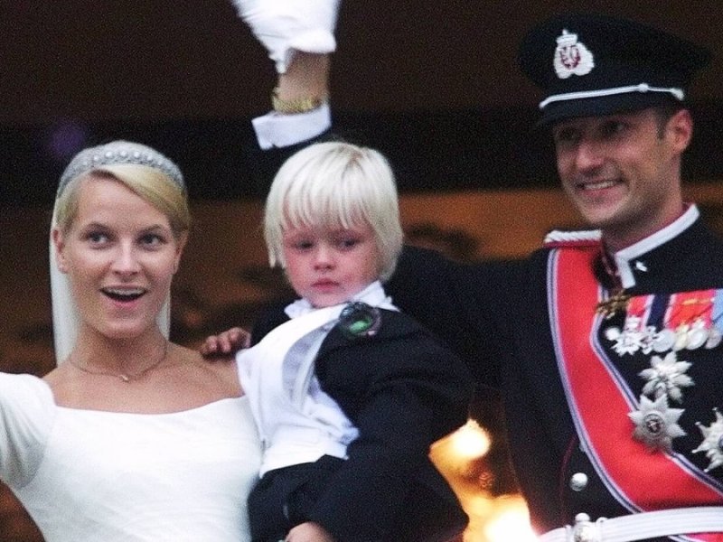 Kronprinzessin Mette-Marit mit Sohn Marius und Kronprinz Haakon von Norwegen am 25. August 2001.. © imago/TT