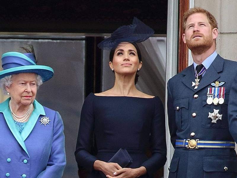 Die Queen mit Herzogin Meghan und Prinz Harry auf dem Balkon des Buckingham Palasts.. © imago/APress