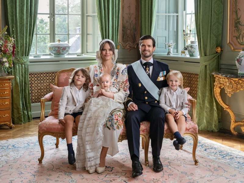 Die Taufe scheint dem kleinen Prinz Julian gefallen zu haben. Auf dem offiziellen Foto zum Event sitzt er auf Mamas Schoss. Neben Prinzessin Sofia haben sein ältester Bruder