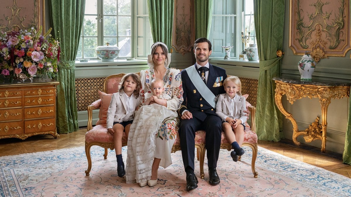 Die Taufe scheint dem kleinen Prinz Julian gefallen zu haben. Auf dem offiziellen Foto zum Event sitzt er auf Mamas Schoss. Neben Prinzessin Sofia haben sein ältester Bruder