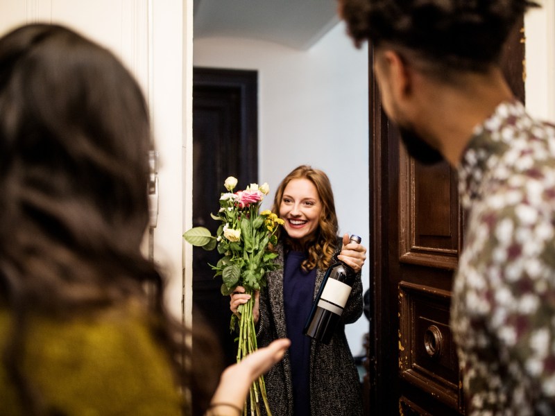 einzugsgeschenke blumenstrauß wein