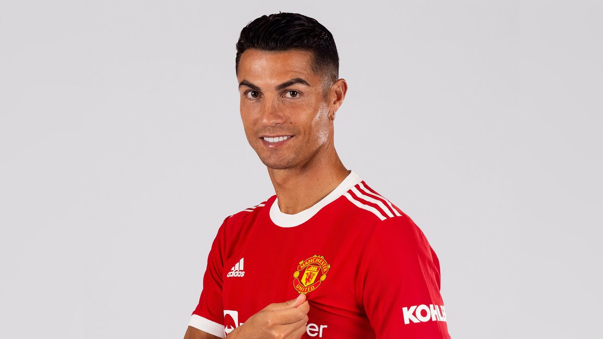 Cristiano Ronaldo begrüßt seine Fans im Manchester-United-Trikot.. © getty/Manchester United / Manchester United via Getty Images