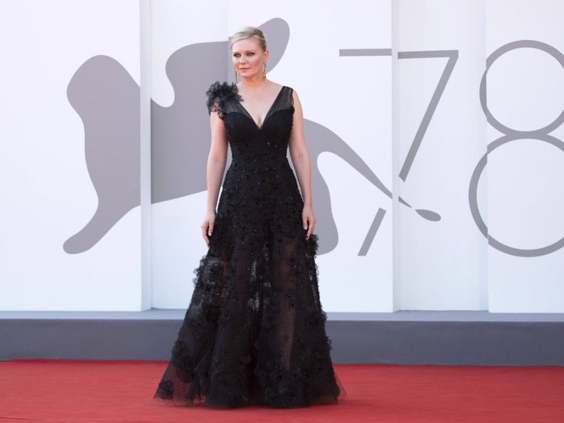 Kirsten Dunst im Gothic-Look bei den Filmfestspielen in Venedig.. © imago/ZUMA Wire