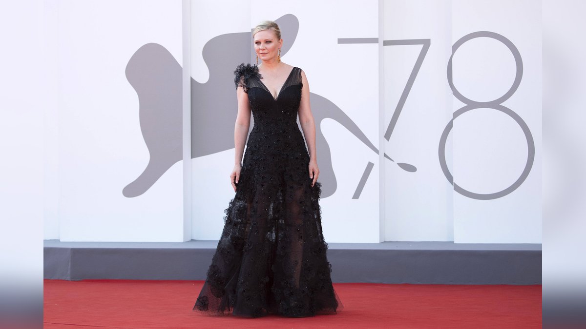 Kirsten Dunst im Gothic-Look bei den Filmfestspielen in Venedig.. © imago/ZUMA Wire