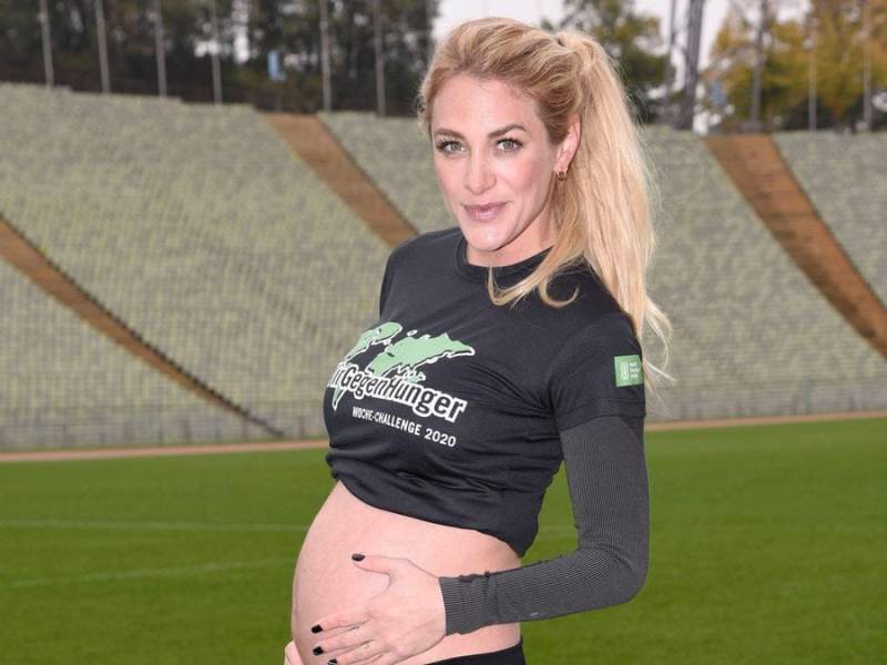 Moderatorin Anna Kraft mit Babybauch im Oktober 2020.. © imago/Future Image