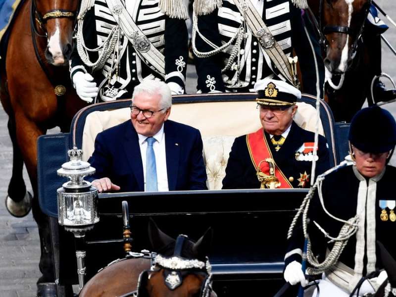 König Carl Gustaf und Frank-Walter Steinmeier fahren mit der Kutsche durch Stockholm.. © imago/TT