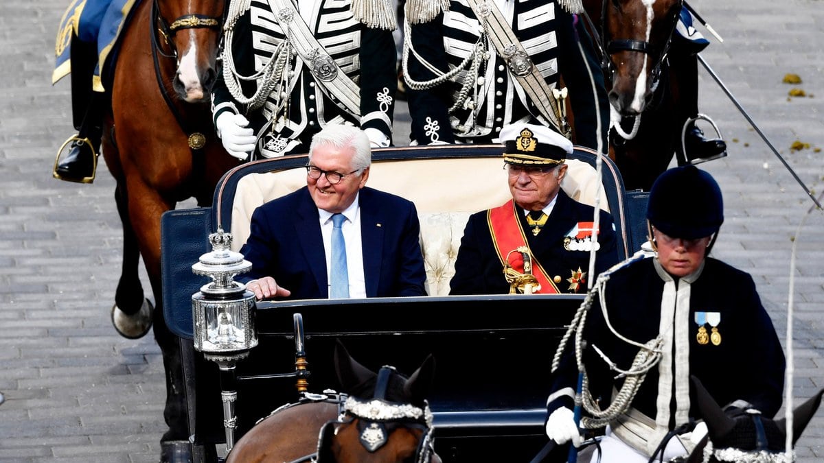 König Carl Gustaf und Frank-Walter Steinmeier fahren mit der Kutsche durch Stockholm.. © imago/TT