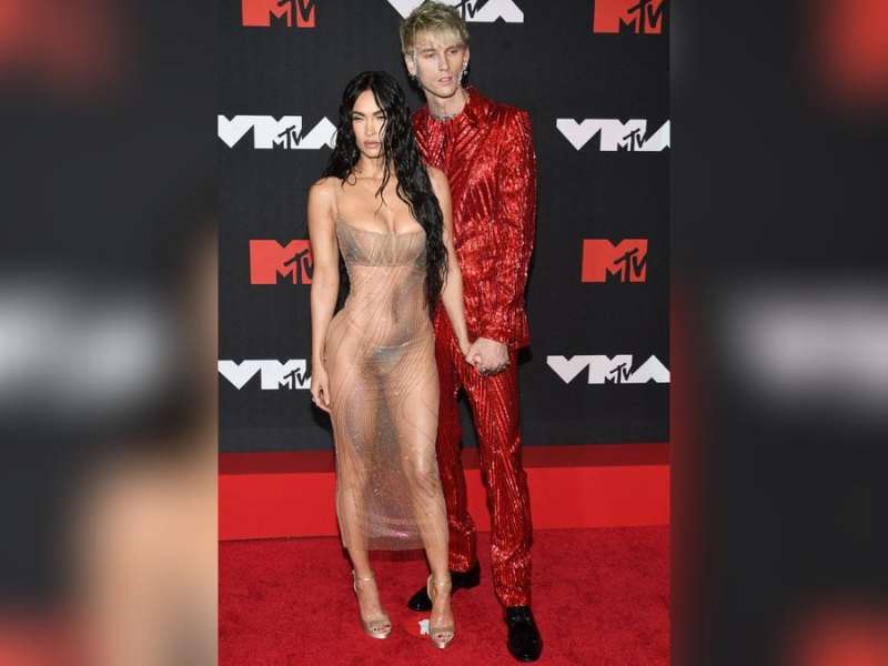 Megan Fox mit Machine Gun Kelly bei den MTV VMAs 2021. © imago images/MediaPunch