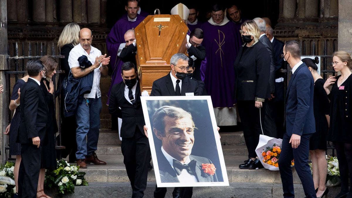 Jean-Paul Belmondos Sarg wurde in seiner Heimatstadt Paris aufgebahrt.. © imago/IP3press