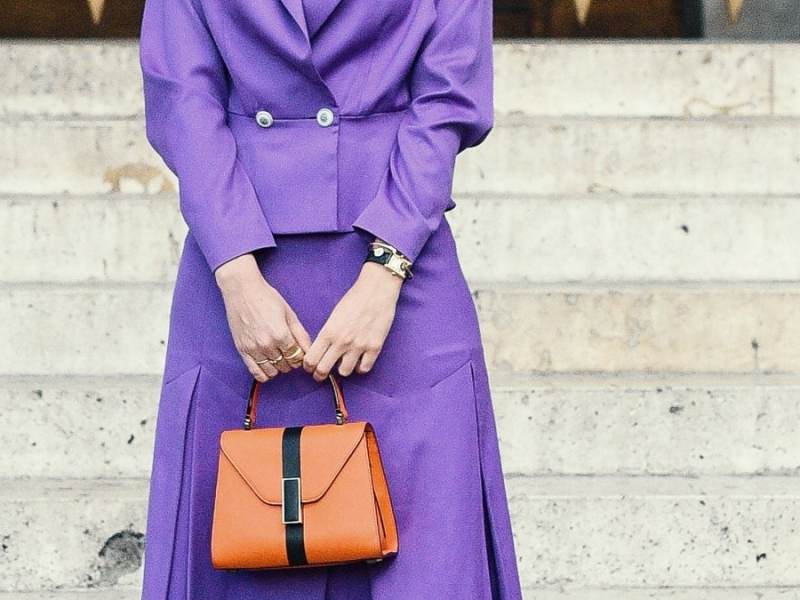 Auch zum femininen Business-Look lassen sich die trendigen Statement-Handtaschen stylen.. © Creative Lab/Shutterstock.com