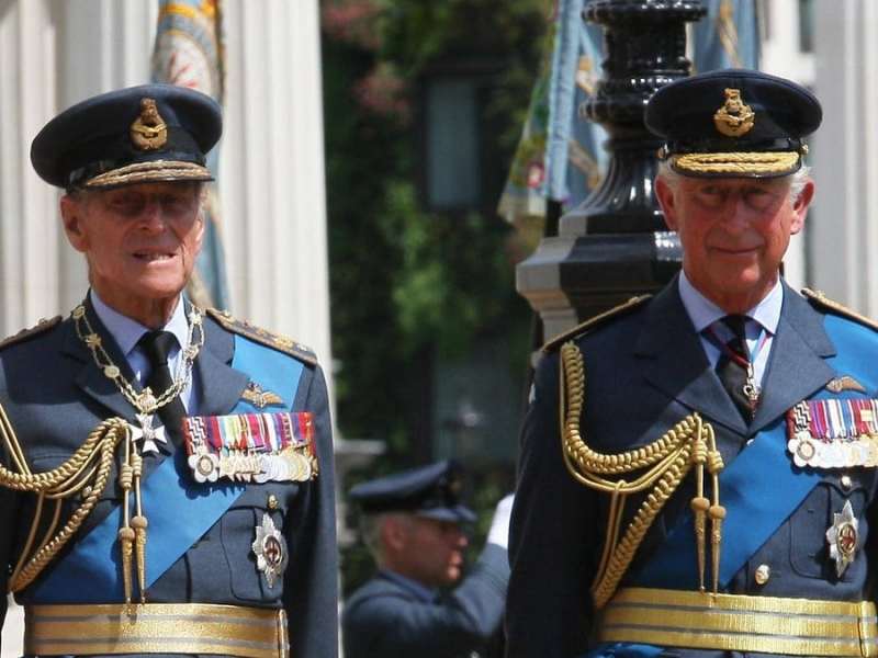 Prinz Philip (l.) und Prinz Charles im Jahr 2012.. © imago images/i Images