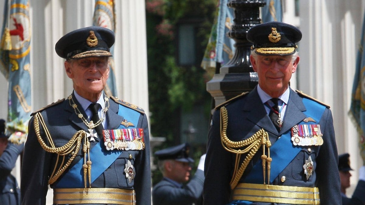 Prinz Philip (l.) und Prinz Charles im Jahr 2012.. © imago images/i Images