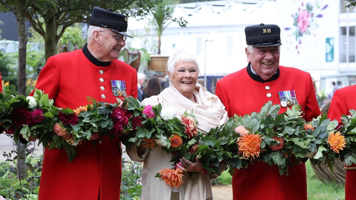 Judi Dench fühlte sich in der blumigen Umgebung sichtlich wohl.. © imago images/i Images