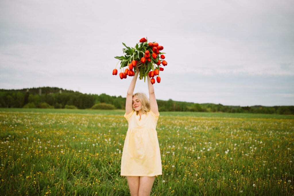 Frau mit Tulpen