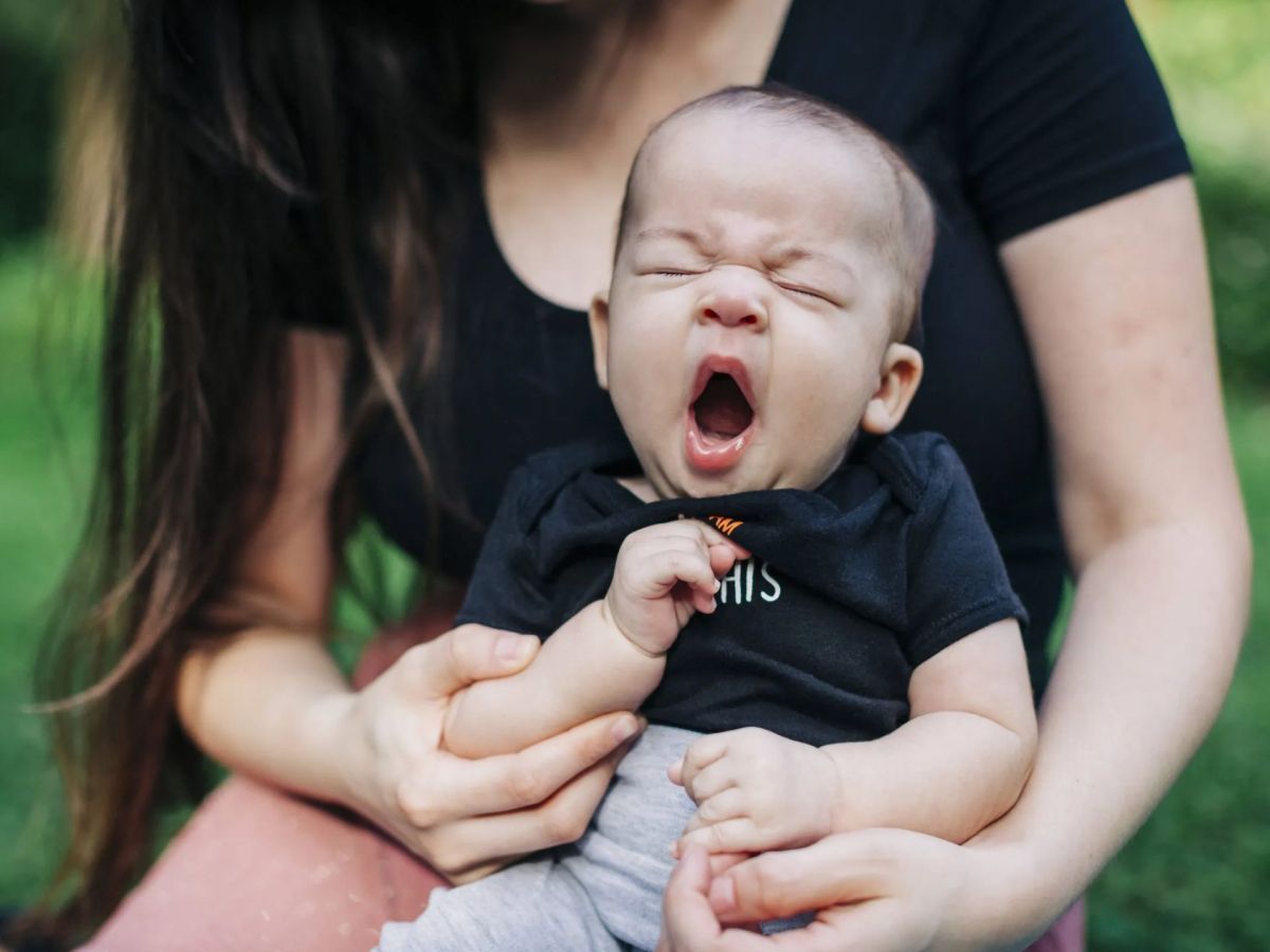 müde baby gähnen