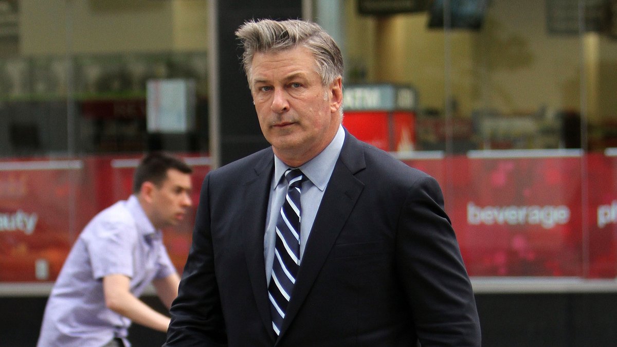 Alec Baldwin trauert um die Kamerafrau und seine "Freundin" Halyna Hutchins.. © acepixs/ImageCollect