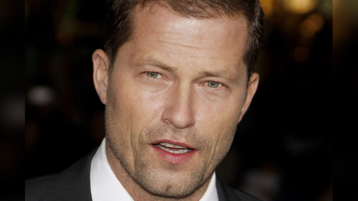 Til Schweiger ist den Umgang mit Requisitenwaffen gewohnt.. © Tinseltown / Shutterstock.com