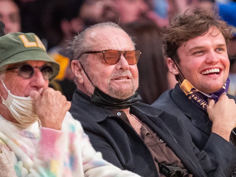 Jack Nicholson (Mitte) bei einem Spiel der Los Angeles Lakers.. © 2021 Los Angeles Times