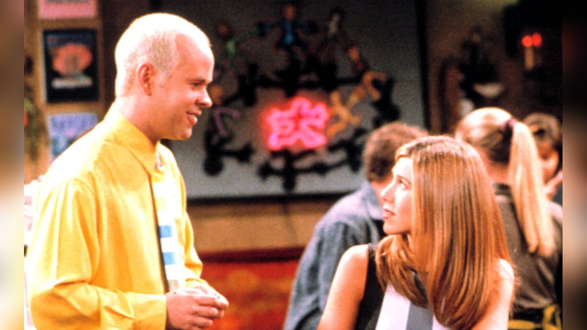 James Michael Tyler und Jennifer Aniston in einer gemeinsamen Szene der Erfolgssitcom "Friends".. © imago/Everett Collection