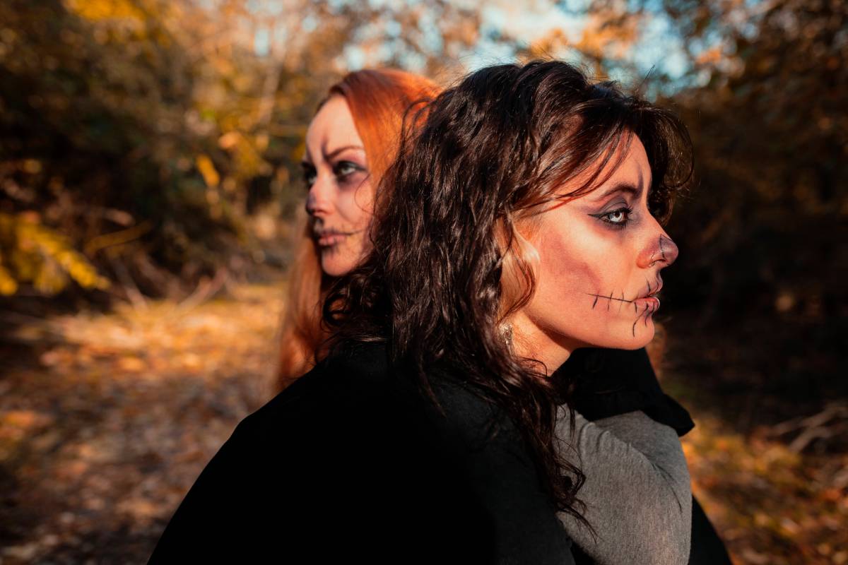 Frauen mit Halloween Schminke