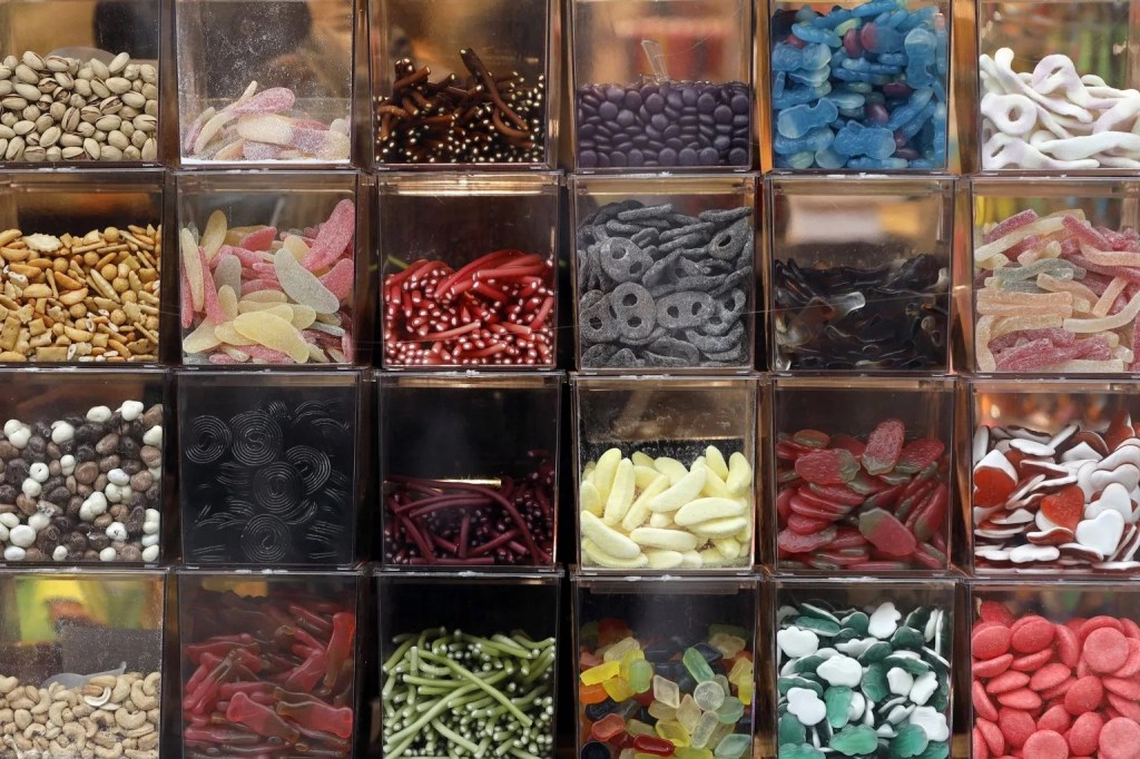 Süßigkeiten in einem Schaufenster eines Kölner Kiosk. Stark zuckerhaltige Ernährung ist schlecht für die Gesundheit und