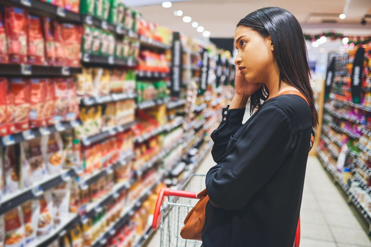 Aldi supermarkt frau regal einkauf