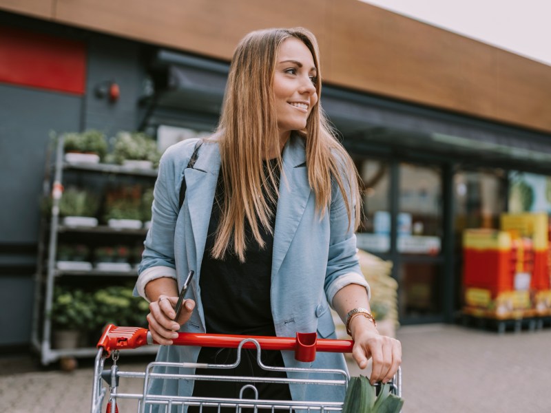 Frau Supermarkt einkaufen