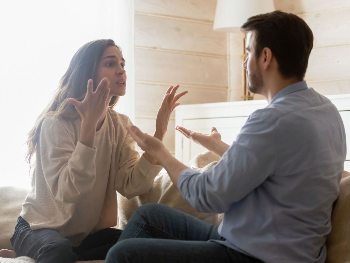 Geschwisterstreit Streit Paar Eltern Couch Diskussion