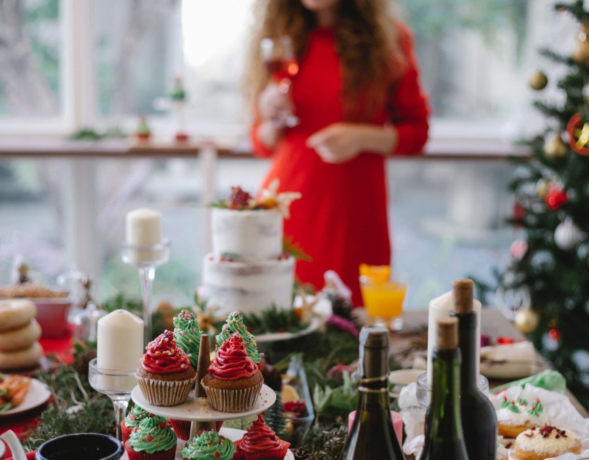 Frau am Adventstisch