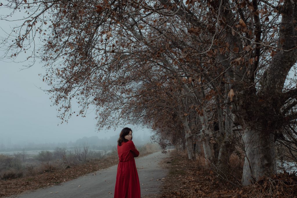 Frau in rotem Kleid