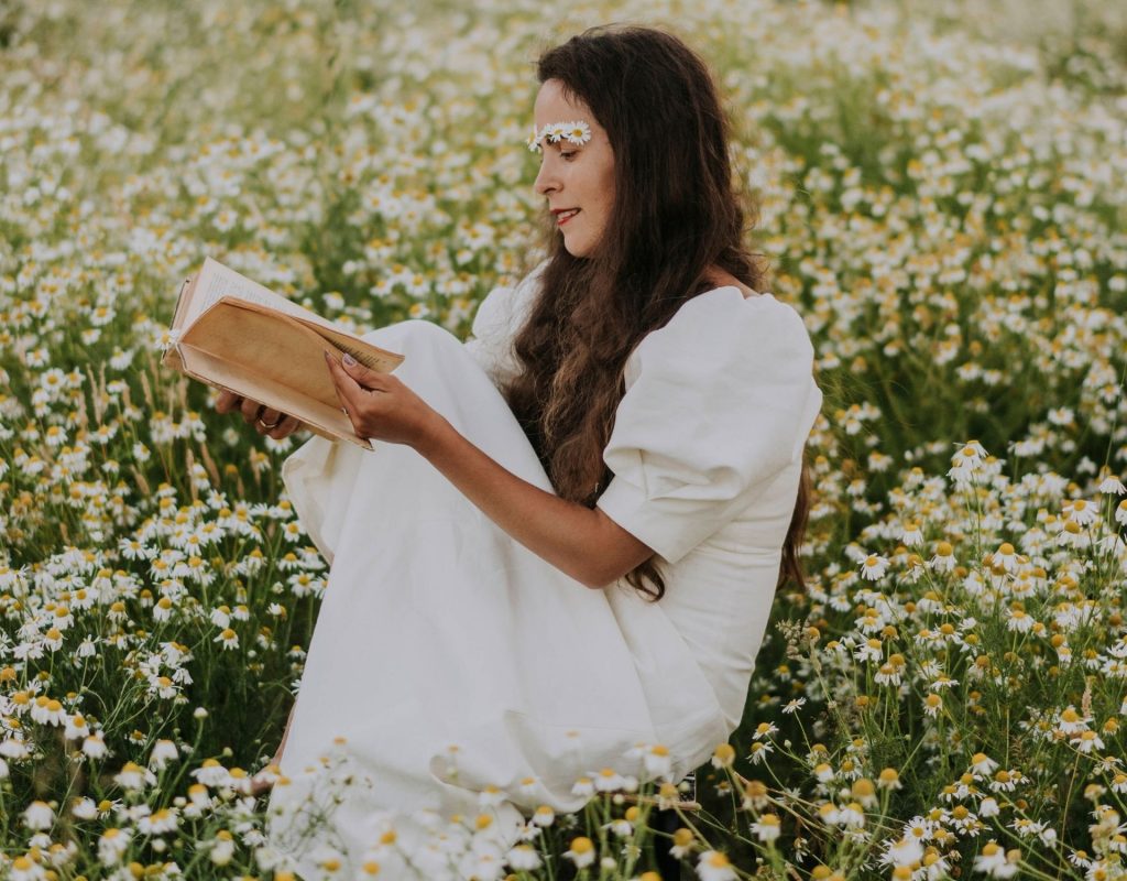 Frau mit Buch im Feld